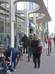 902253 Afbeelding van een rij wachtende mensen voor de 'click & collect-balie' van sportwinkel Decathlon (Vredenburg ...